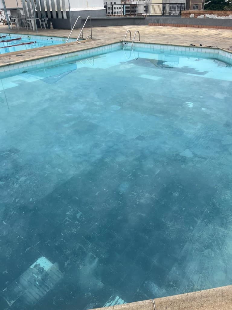 Piscina antes da troca de azulejos